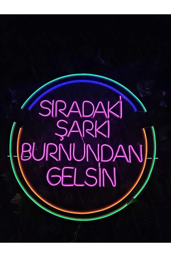 Sıradaki Şarkı Burnundan Gelsin Neon Tabela